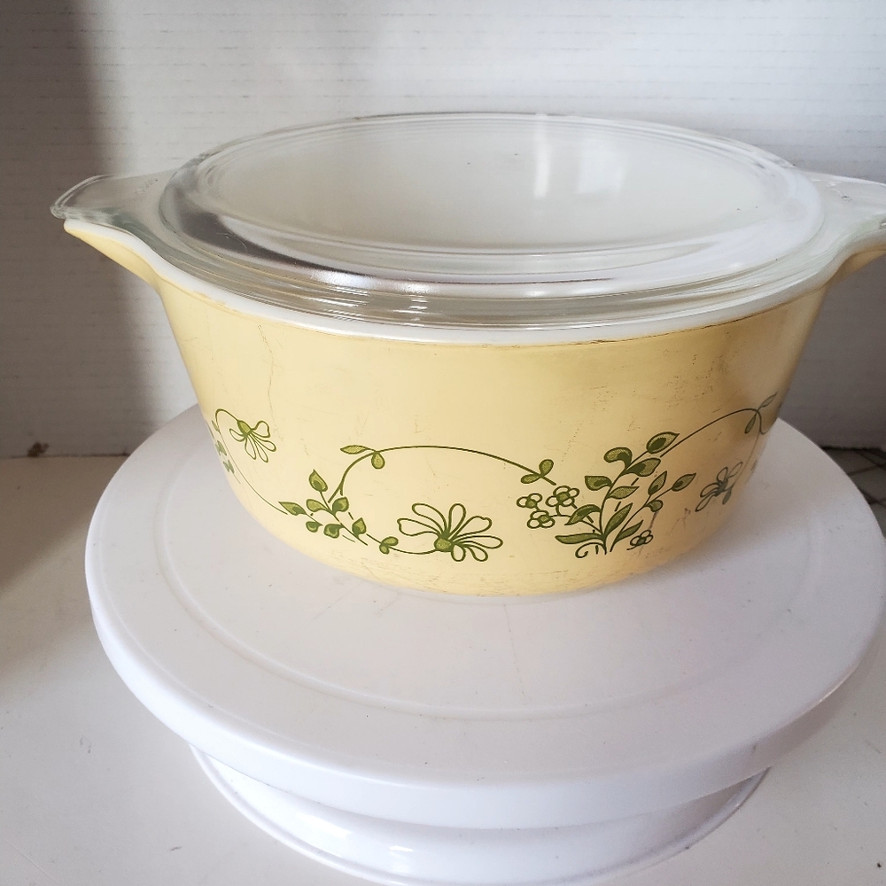 Vintage Pyrex Shenandoah Yellow 2.5 Litre Casserole Dish